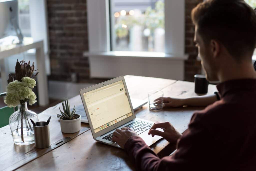 Employee working at desk using desktop virtualization